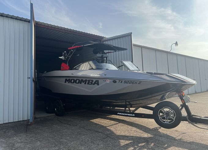 2023 Moomba Maki Surf, Wakeboard, and relax in style.