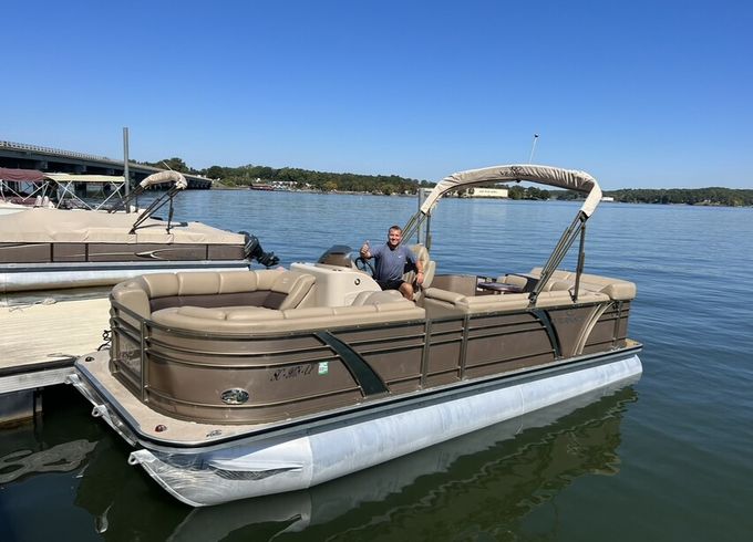 22 FT Veranda Tri-Toon - Lake Wylie, SC (across from Papa Docs)