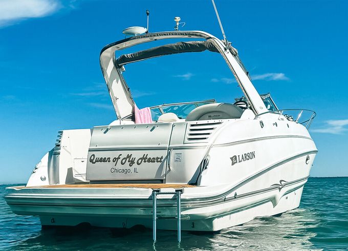 31ft Larson Cabrio Motor Yacht Rental in Chicago Belmont Harbor