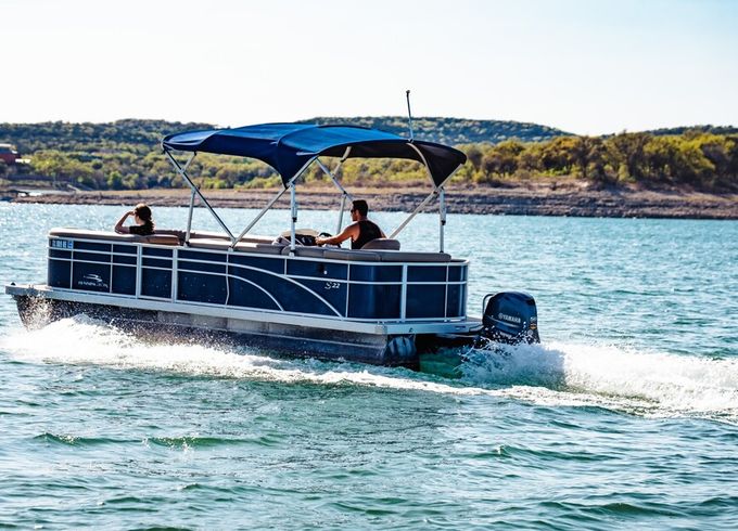 Premium Bennington S22 – Comfort and Style on Lake Travis