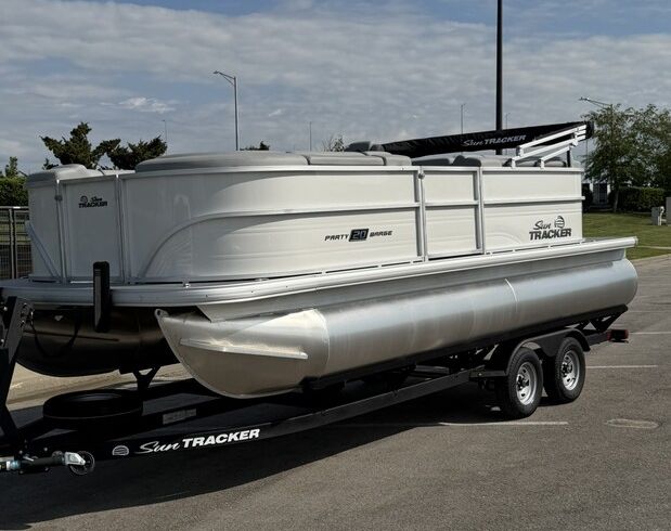 BRAND NEW PARTY BARGE PONTOON FOR YOUR ENJOYMENT