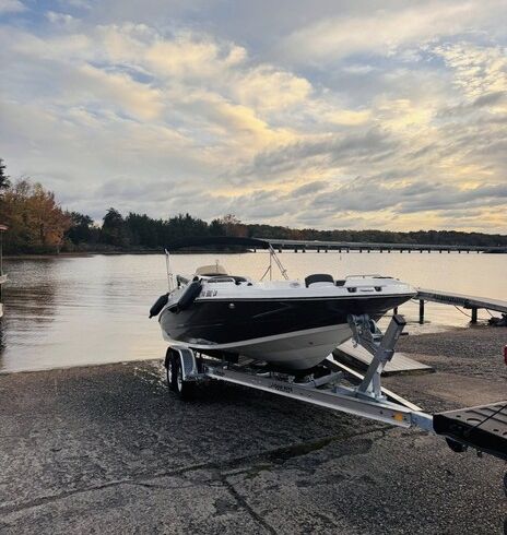 Spacious Deckboat-Stingray 212SC (Delivery Available)