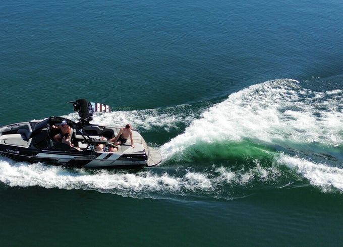 23ft Moomba Mojo Wake Surf and Cruise – Lake Keowee