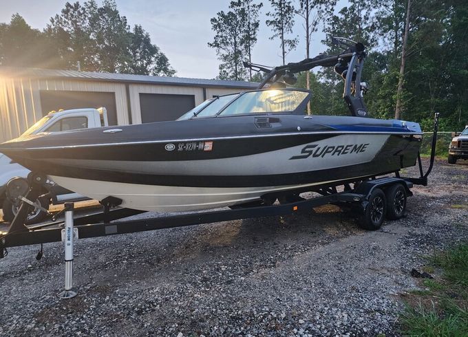 2017 Supreme S238 Surf and Wakeboard Boat