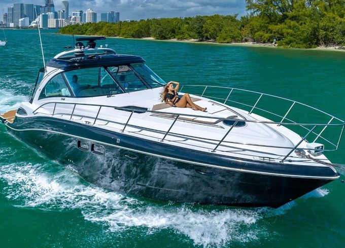 New Beautiful 53' Express cruiser, 13 passengers, bluetooth surround
