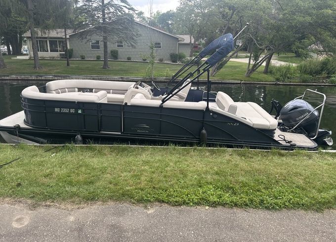 Luxurious Bennington Pontoon - Cruise Lake Fenton in Comfort and Style