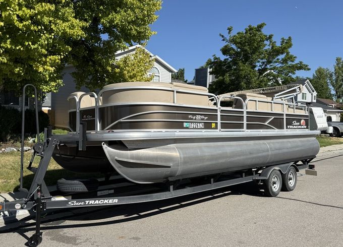 22' Party Barge: 2019 Sun Tracker Pontoon Rental
