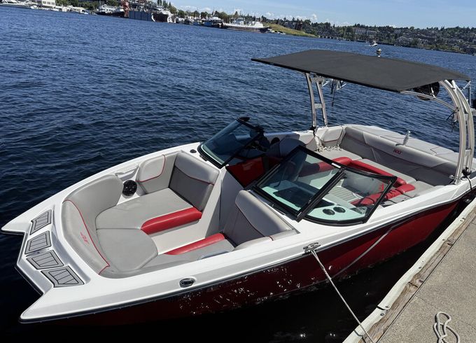 Mastercraft Wakeboard Boat -- Good Condition Lots of Room