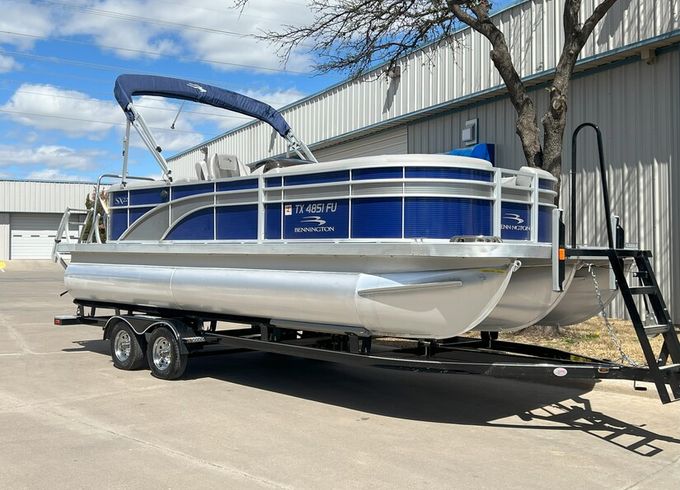 The Sunshine is waiting for you! Luxury 22' Bennington Tritoon