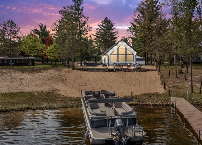 Relaxing Pontoon on Lake Camelot