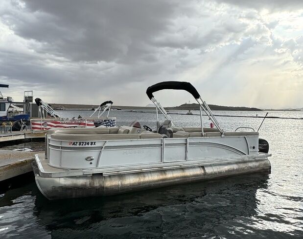 2017 - 24’ Tritoon party barge for rent.