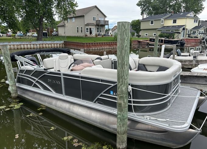Well-maintained Pontoon Sylvan Mirage