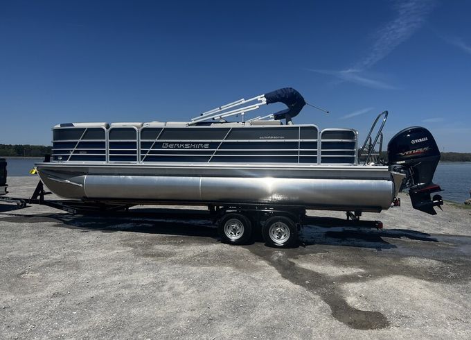 BEAUTIFUL 2023 24 FT Berkshire Tritoon w/ fishing livewell - seats 12
