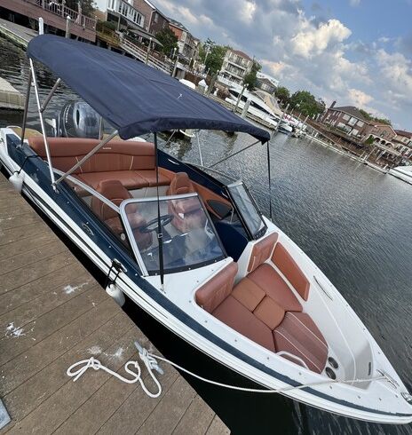 Easygoing 18ft Boat Rental in Brooklyn – Fun and Family-Friendly