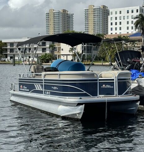 22ft Sun Tracker Party Barge DLX – Hallandale Beach