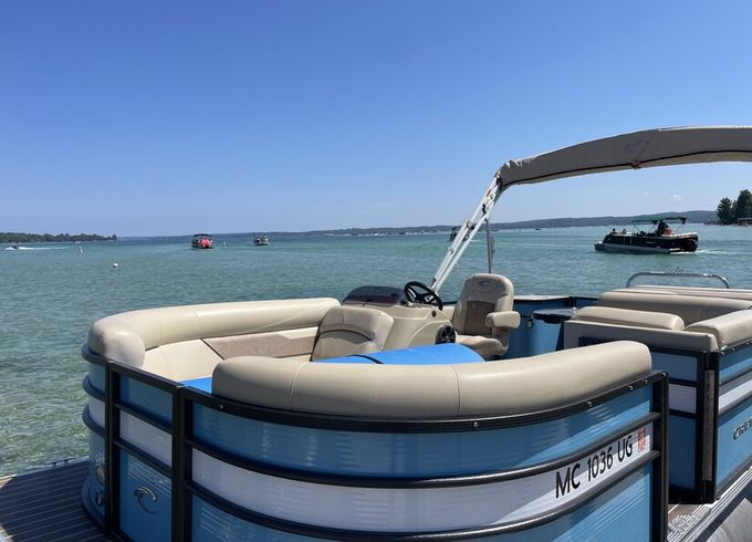 Traverse City Crest Tritoon — 2019 115hp Suzuki (10 Pax)
