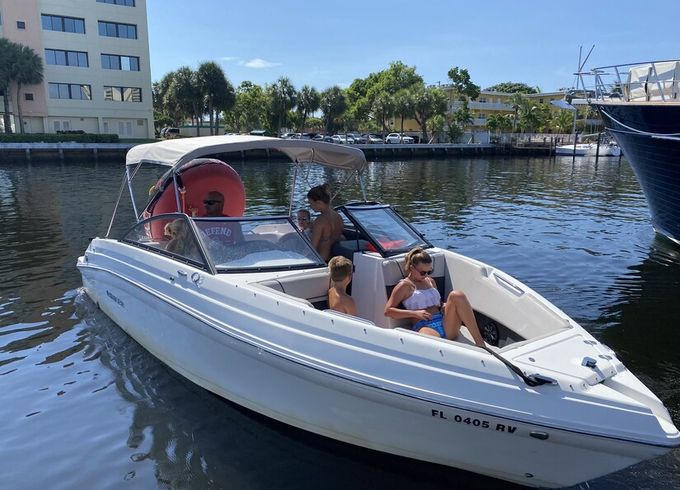 Rinker Q3 23' 12 ppl. 200HP in HOLLYWOOD