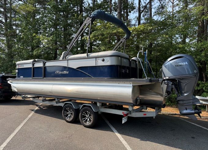 Luxury Tri-toon 2022 Manitou Oasis 24Ft with NEW 200HP outboard