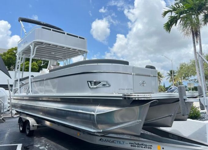 New Avalon Funship Double-Decker Pontoon with Bar and Slide
