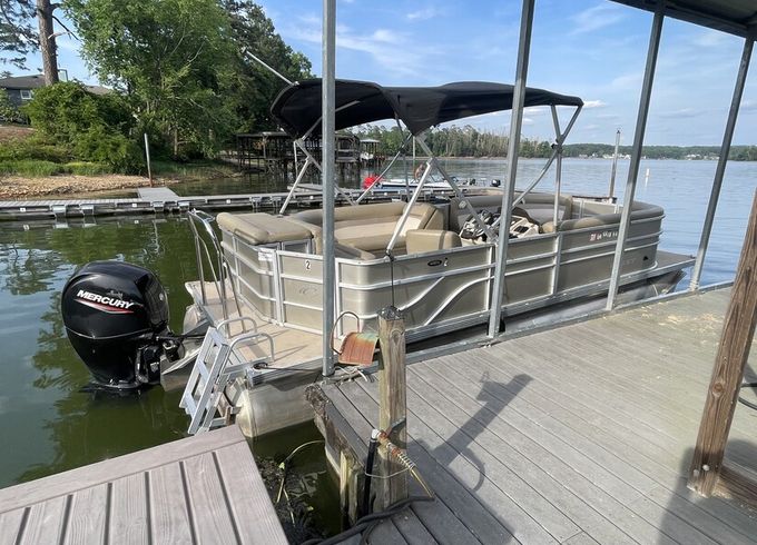 Relaxed Tritoon Retreat — 12-Person Badin Lake Cruiser