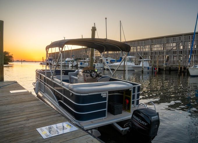 Sylvan 20ft Pontoon ready to cruise - 9 pax