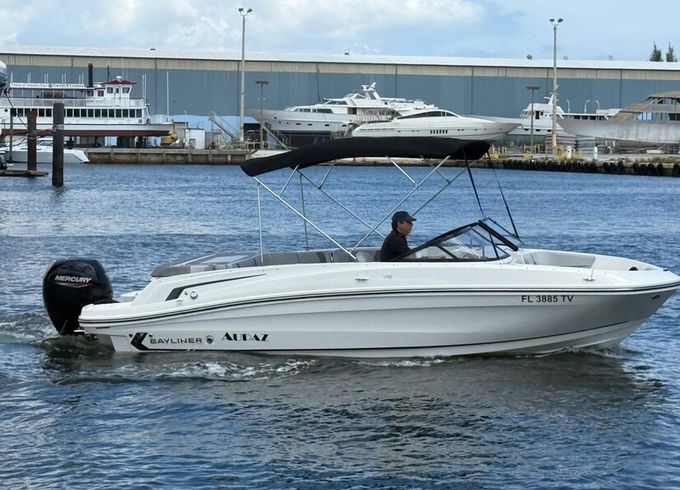 Luxury on the Water: New 2024 Bayliner, 2hr Gas and Captain Included