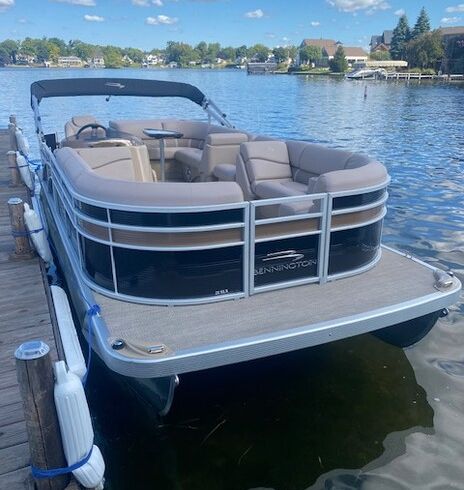 22 Foot Bennington Pontoon on Beautiful Lake Orion