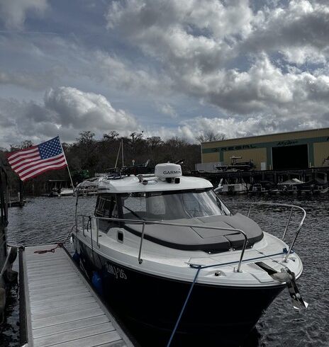 Experience the water in comfort and style at Family Cruiser