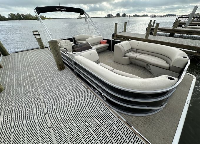 Cypress Cay Pontoon Boat - Live Life With A Breeze On The Potomac
