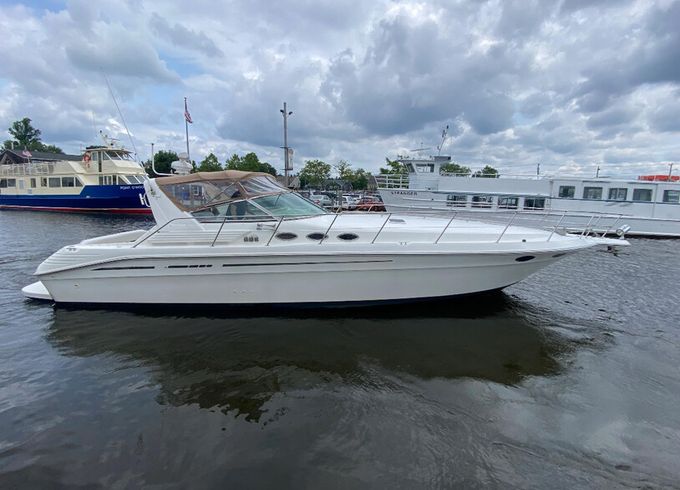 Experience Luxury on the Water – 45' Sea Ray Yacht
