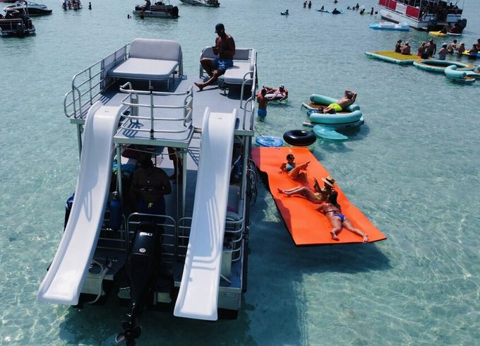 30 x 10 Pontoon boat