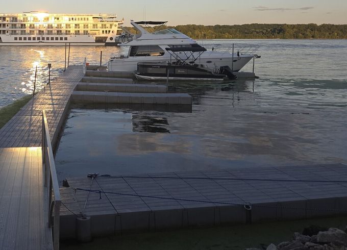 Mississippi River Excursions – Pool 14 Aboard a Carver Voyager 450