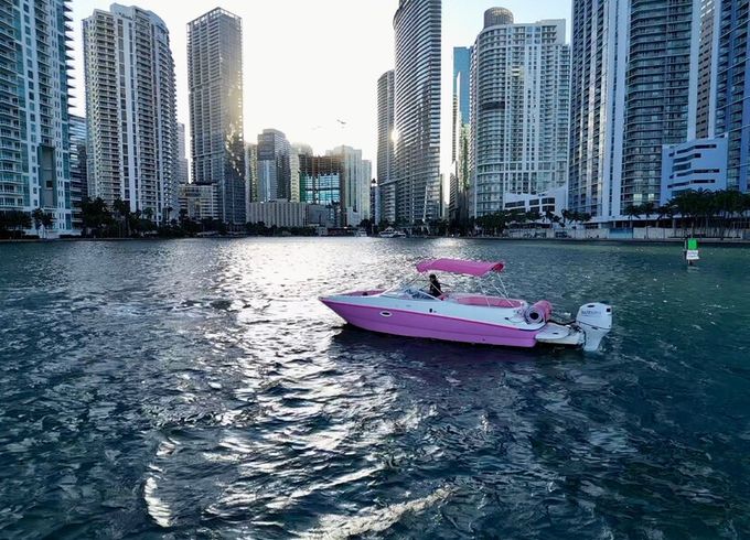 Miami River Bayliner 26' — Easy Access, Seats 11