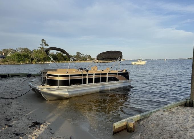 2017 Bennington Tritoon 200hp **ONLY for Tumlin Beach Houseguests**