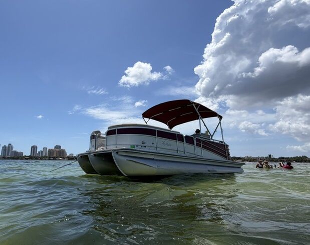 Luxury Berkshire 250 Tritoon – Premium Cruise and Sunset Tours