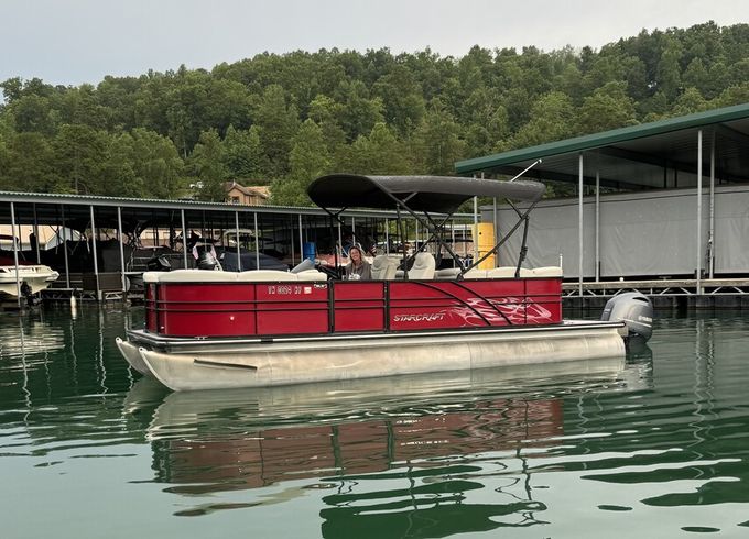 Get ready for a fun day on the water with this 23’ StarCraft tritoon
