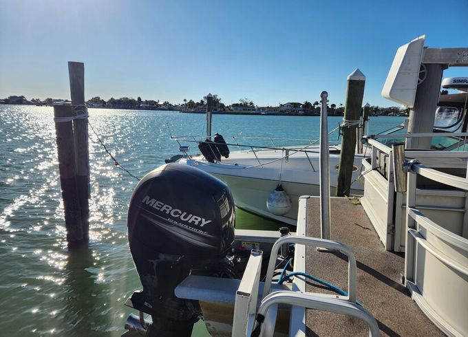 24 Suntracker Tritoon w/ 150 HP Perfect for Group/ Family Fun