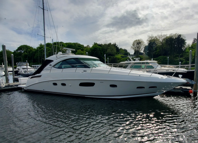 Charter this impeccable Sea Ray Sundancer – 50 Foot Cruiser