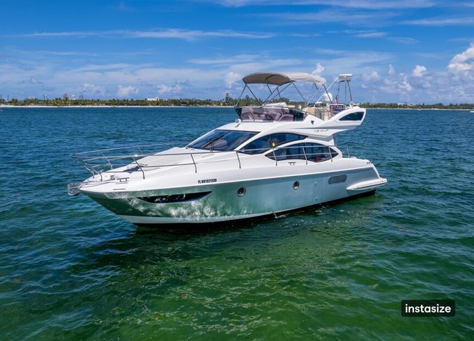 Azimut 45 Flybridge Yacht Party