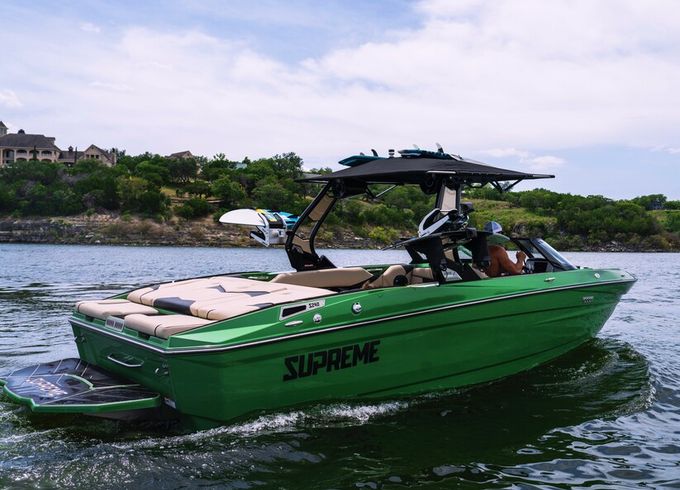 Unforgettable Lake Travis Days – Surf, Chill and Explore!