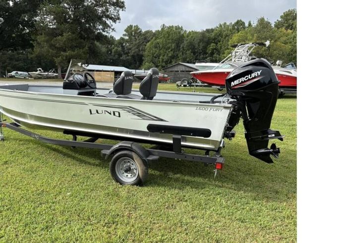 Family-Friendly Lund Fury SS for Fishing and Water Adventures