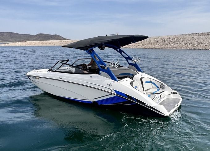 Yamaha wake surf Jet Boat - 10 Passengers