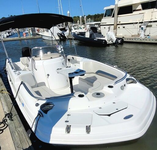 Spacious 24ft Central Console Deck Boat – Perfect for Your Next Advent