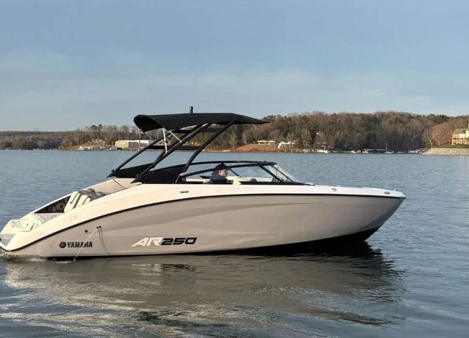⭐ Brand New Yamaha AR250 – Seats 12 | Premium Lake Experience