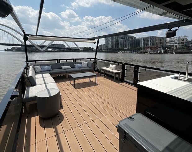 New Privé DC largest pontoon boat