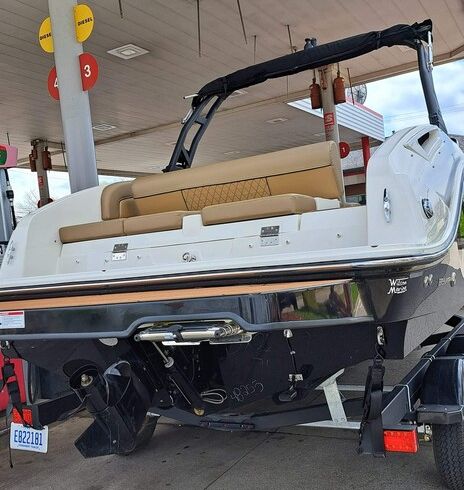 Very fast and pretty Bayliner deck boat
