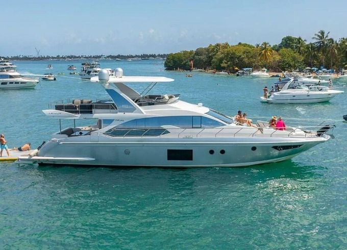Enjoy Miami on a 68' Azimut Yacht for 13 Guests
