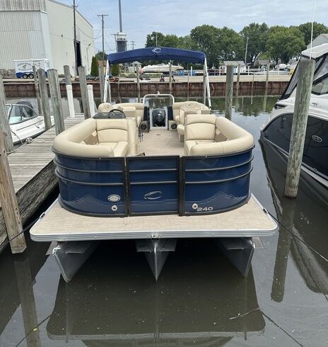 24ft Crest Tritoon 150Hp on Lake St. Clair 1 FREE HR
