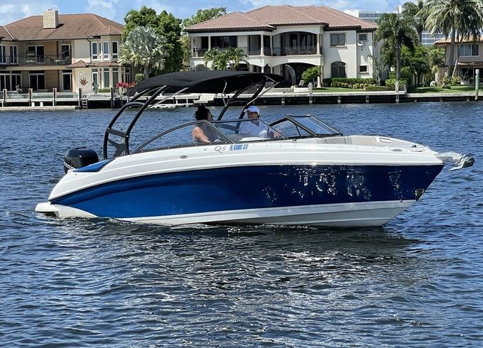 Rinker Q5 25' 11 ppl. 350HP