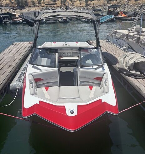 Wake surf boat: Perfect for Groups & Families